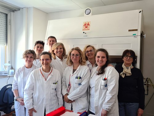 Il personale del Laboratorio di microbiologia