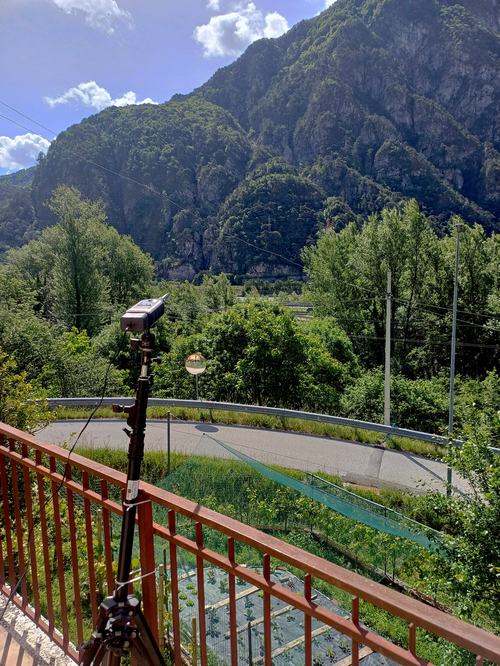 Postazione fonometrica per la misura del rumore autostradale.