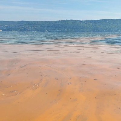 mare rossa lungo la costiera triestina aprile 2021...