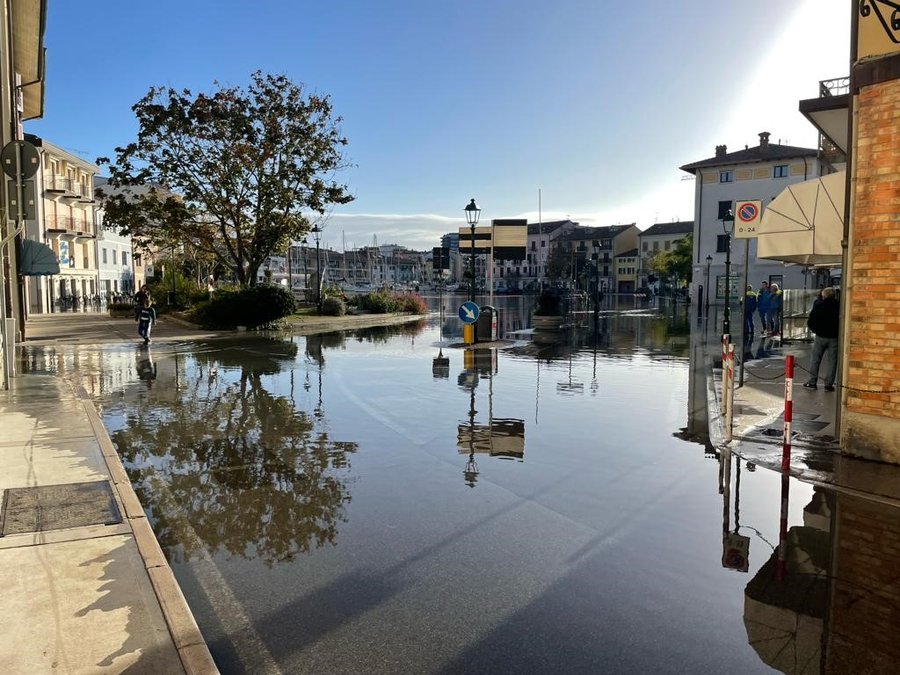 28 ottobre 2023: Grado si sveglia con l’acqua nelle strade il giorno dopo l’acqua alta eccezionale (foto di Alessandro Gimona)