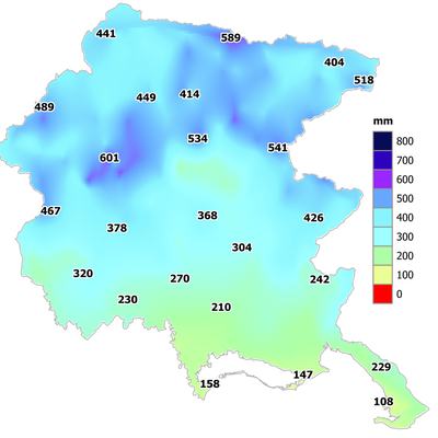 Mappa con distribuzione di precipitazioni in mm su un territorio, con valori numerici e scala cromatica da 0 a 800 mm; valori più alti (fino a 601) a nord-ovest, più bassi (108-158) a sud.